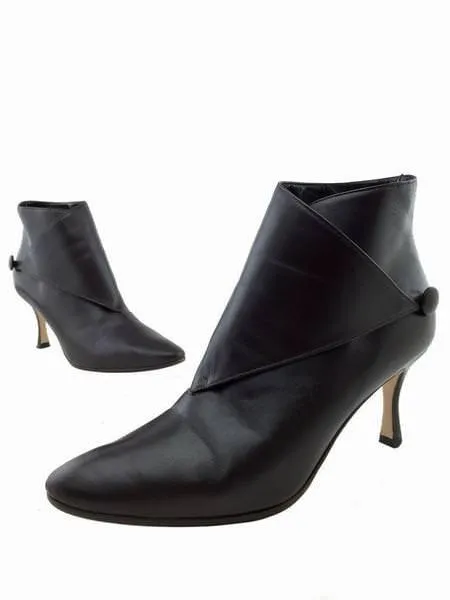 Manolo Blahnik Diaz Leather Ankle Booties Size 8.5