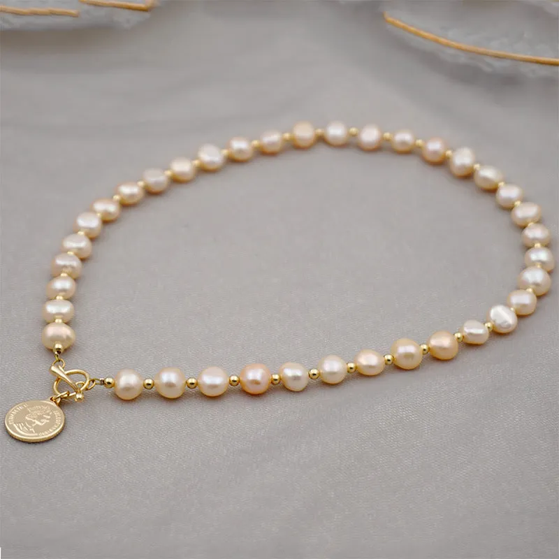 Queen Coin Pendant Pearl Necklace